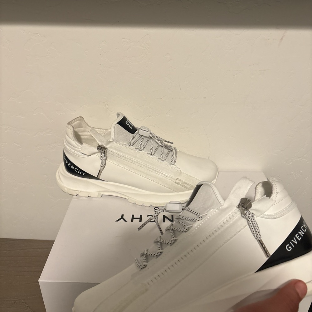 Givenchy Men's white screptre